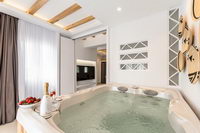 Romantic Honeymoon Suite with Jacuzzi and Sea View